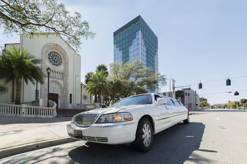 Orlando,,Florida,-,October,25,,2014:,White,Limousine,Lincoln,Town